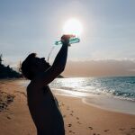 ¿Es cierto que todos debemos beber más agua? Esto dicen los expertos