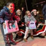 La alcaldesa de Archena, Patricia Fernández, durante el reparto de regalos a los niños vulnerables