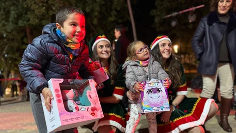 La alcaldesa de Archena, Patricia Fernández, durante el reparto de regalos a los niños vulnerables