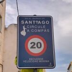 Señal de tráfico instalada en el barrio de Santiago