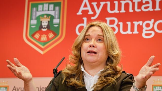 Cristina Ayala, alcaldesa de Burgos, durante la rueda de prensa en la que ha presentado la iniciativa para modificar la ordenanza de terrazas para la hostelería