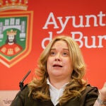 Cristina Ayala, alcaldesa de Burgos, durante la rueda de prensa en la que ha presentado la iniciativa para modificar la ordenanza de terrazas para la hostelería