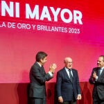 El presidente de la Generalitat Valenciana, Carlos Mazón, y el presidente de la Cámara de Comercio, Carlos Baño, entregan la medalla de oro y brillantes al expresidente de Hosbe, Toni Mayor