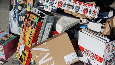 Contenedores de papel y cartón repletos de envoltorios de regalos, a 25 de diciembre de 2023, en Madrid (España)