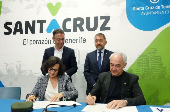 La directora de Fundación Moeve, Teresa Mañueco, y el presidente de Fundación Metrópoli, Alfonso Vegara, durante la firma del convenio junto al alcalde de la ciudad, José Manuel Bermúdez, y el primer teniente de alcalde y concejal de Planificación Estratégica, Sostenibilidad Ambiental y Servicios Públicos, Carlos Tarife