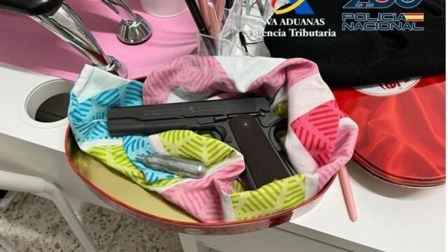 Arma incautada a los integrantes de la operación