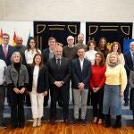Carlos Pollán con el personal reconocido por las Cortes