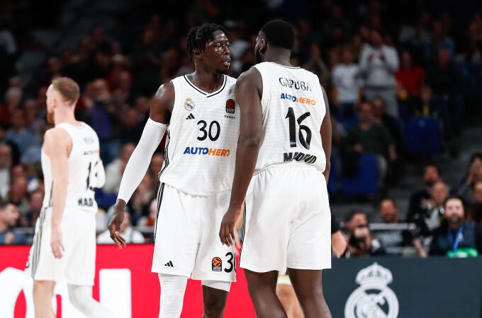 Garuba y Ndiaye celebran una canasta del Real Madrid
