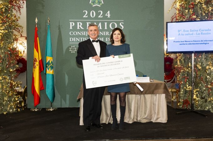 Eva S. Corada recoge el premio de manos de Francisco García Lorente