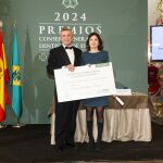 Eva S. Corada recoge el premio de manos de Francisco García Lorente