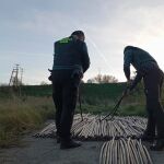 Dos agentes observan parte del cobre recuperado