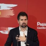 Luis Tudanca atiende a los periodistas durante la tradicional recepción navideña del PSOE de Castilla y León