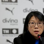 La presidenta del Valencia, Layhoon Chan, durante la rueda de prensa tras la junta de accionistas 