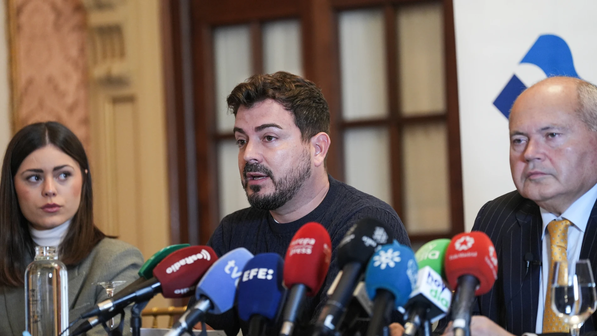 El abogado de la familia de soldado Carlos León, Luis Romero (d), junto al brigada en reserva, Luis Bejarano (d), y el portavoz de la familia (c), en la rueda de prensa. A 19 de diciembre de 2024, en Sevilla (Andalucía, España). Rueda de prensa de Luis Romero, abogado de la familia del soldado Carlos León Rico, natural de El Viso del Alcor y fallecido junto al cabo Miguel Ángel Jiménez Andújar, natural de Adamuz (Córdoba), en unas maniobras en la base de la Brigada Guzmán el Bueno X de Cerro ...
