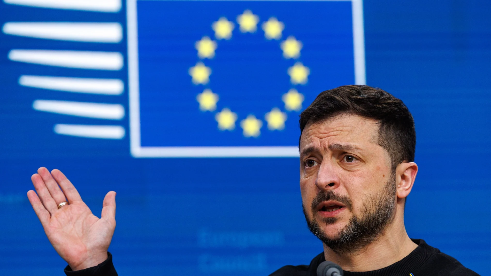 Brussels (Belgium), 19/12/2024.- Ukrainian President Volodymyr Zelensky speaks during a press conference at the EU Summit in Brussels, Belgium, 19 December 2024. EU leaders are meeting in Brussels to discuss Ukraine, the EU in the world, the Middle East, resilience and preparedness, migration, and foreign policy issues. (Zelenski, Bélgica, Ucrania, Bruselas)