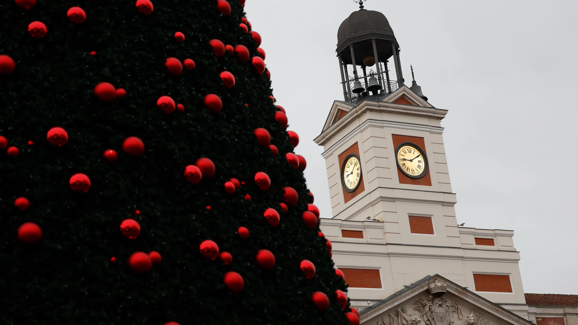 FOTODELDÍA MADRID, 19/12/2024.- El Reloj de la Puerta del Sol, que el día 31 dará las campanadas de Nochevieja, tras la puesta apunto que le han realizando para que marque con total precisión el cambio de año. EFE/ Mariscal