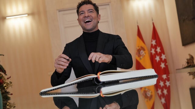 David Bisbal interpretó el villancico "Todo es posible en Navidad" desde el balcón de la Real Casa de Correos
