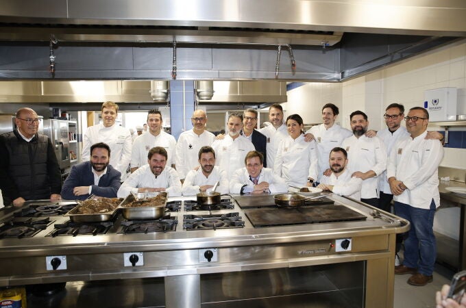 José Luis Martínez Almeida, alcalde de Madrid, Javier López, director de Provacuno, y los chefs que han preparado la comida solidaria celebrada de la Escuela de Hostelería del Sur de la Fundación José María de Llanos en la posan en la cocina del centro 