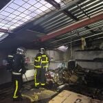 Extinguen un incendio en la cubierta de varias naves en industriales en Alcalá