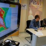 El delegado de la Agencia Estatal de Meteorología en la Comunitat Valenciana, Jorge Tamayo (d), y el jefe de Climatología, José Angel Nuñez, durante la presentación del resumen climático del otoño, el avance del resumen anual de 2024 y la predicción estacional para el invierno 2024-2025