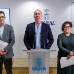 El alcalde de Segovia, José Mazarías, acompañado por la concejala de Hacienda, Contratación y Fondos Europeos, Rosalía Serrano, y el concejal de Obras y Servicios, José Luis Horcajo, presenta el borrador de presupuestos del Ayuntamiento de Segovia para 2025