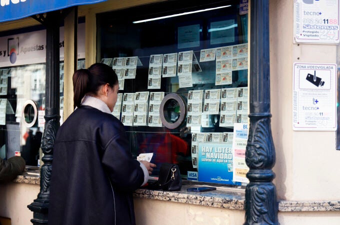 Una persona comprando décimos de la lotería de Navidad