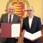 Jesús Julio Carnero y Pedro Pisonero durante la firma del convenio