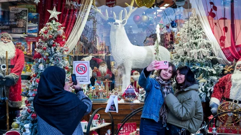 La Navidad, una fiesta colorida y no religiosa para jóvenes iraníes