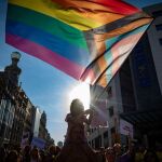 PSC, Junts, ERC, Comuns y CUP presentan una iniciativa para "reforzar" la ley de derechos LGTBI