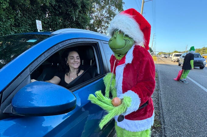 'Grinch' ofrece ¿multa o cebolla? a conductores infractores en los Cayos de Florida