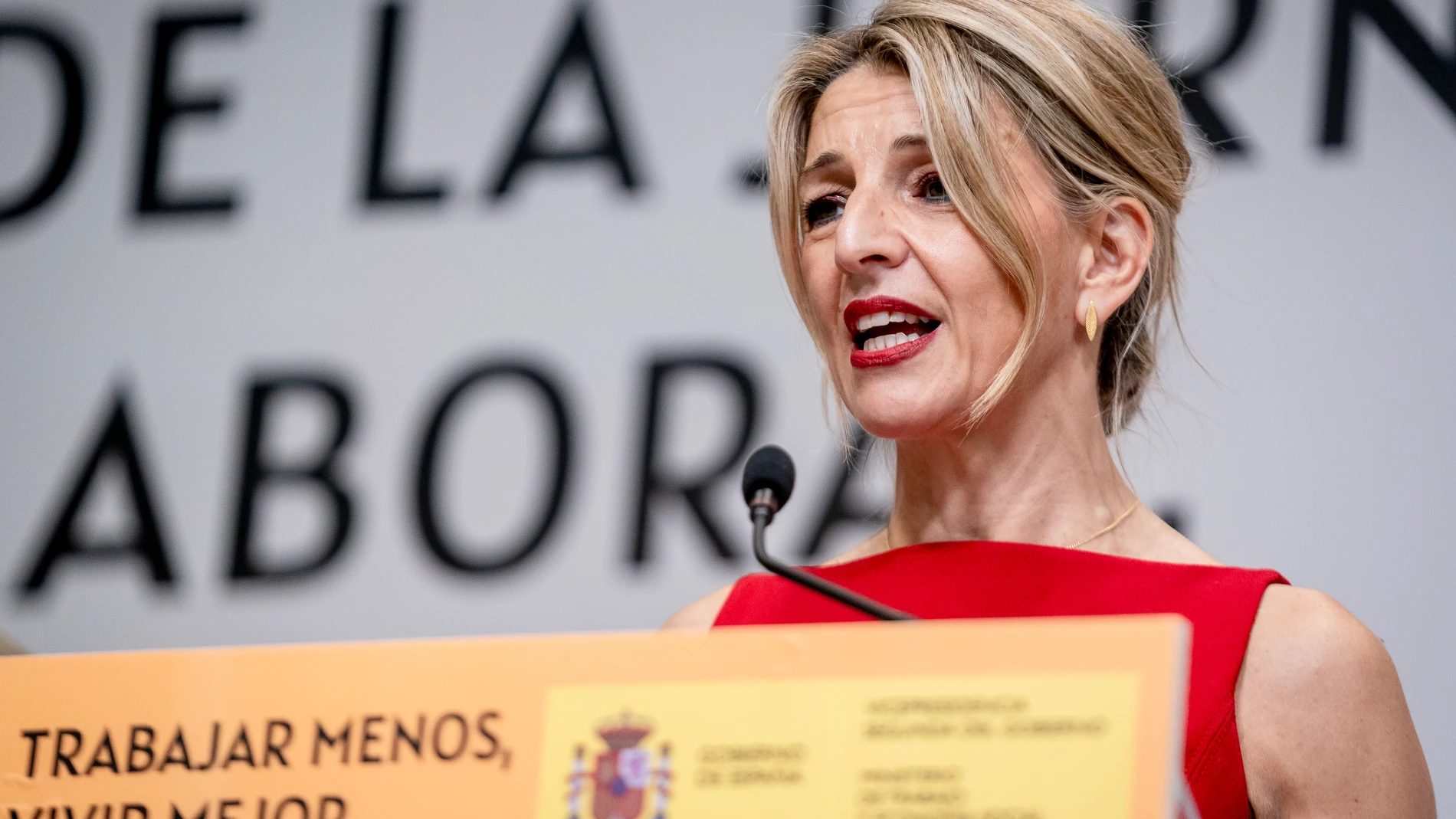 La vicepresidenta segunda y ministra de Trabajo y Economía Social, Yolanda Díaz, ofrece una rueda de prensa tras la firma del acuerdo para la reducción de la jornada laboral, en el Ministerio de Trabajo y Economía Social, a 20 de diciembre de 2024, en Madrid (España). La ministra ha firmado con CCOO y UGT el acuerdo para la reducción de la jornada laboral hasta las 37,5 horas semanales, sin merma salarial, poniendo fin a una negociación que se inició hace 11 meses. Díaz, cuyo Ministerio choca...