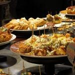 Varias tapas emplatadas en en una barra