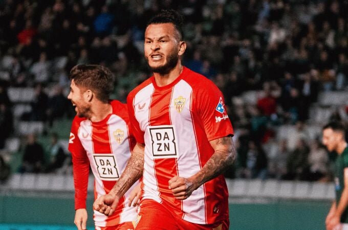 Fútbol/Segunda.- (Previa) El líder Almería busca ser campeón de invierno y el Racing de Santander poner fin a su caída