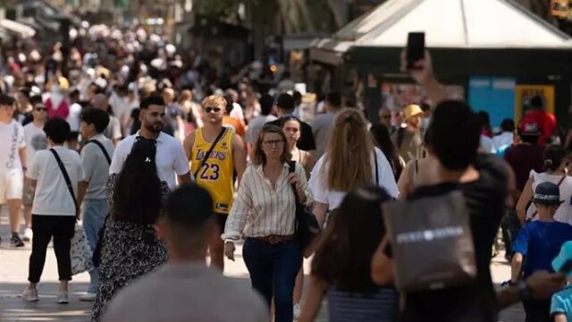 Decenas de personas caminan por el centro de una ciudad española