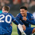 Cole Palmer y Jadon Sancho en el césped de Stamford Bridge durante un partido de Premier League de la presente temporada