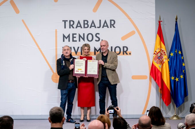 Yolanda Díaz firma con CCOO y UGT el acuerdo para la reducción de la jornada laboral