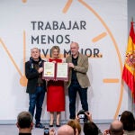 Yolanda Díaz firma con CCOO y UGT el acuerdo para la reducción de la jornada laboral