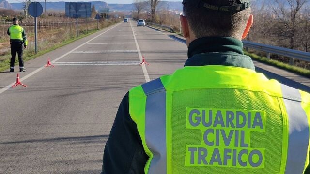 La Guardia Civil auxilia al conductor de un camión que quedó inconsciente mientras conducía