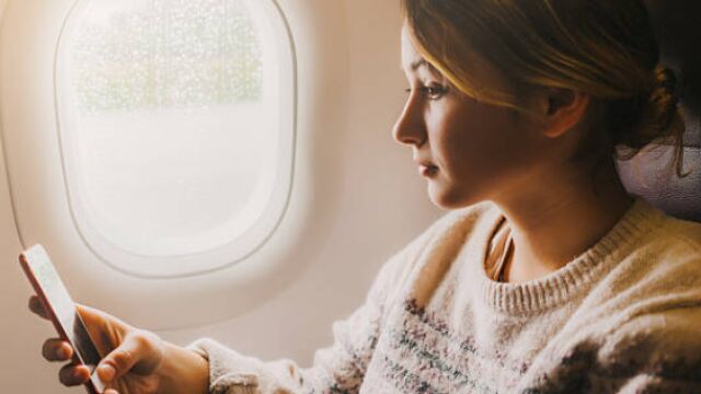 Un piloto revela qué ocurre en el avión cuando los pasajeros no ponen el "modo avión" en sus móviles: ¿es peligroso?