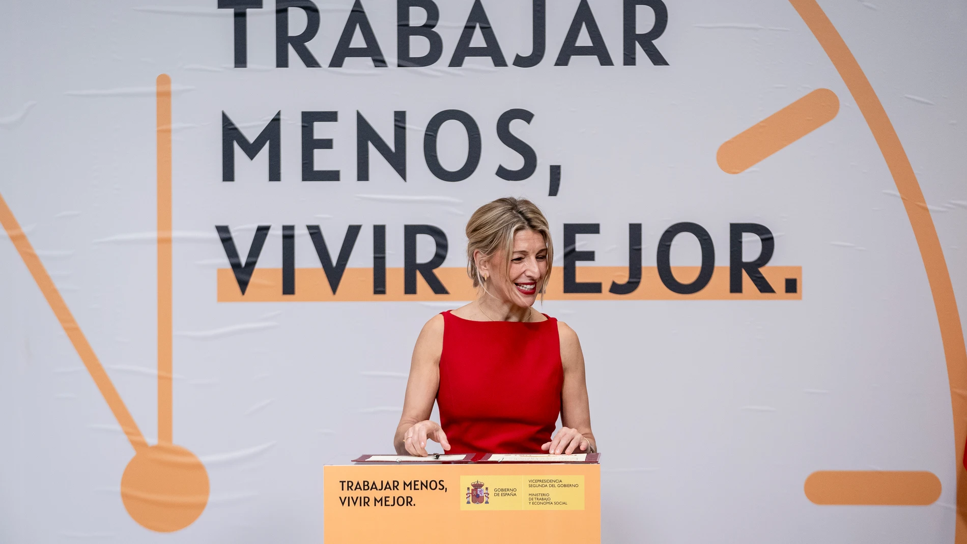 La vicepresidenta segunda y ministra de Trabajo y Economía Social, Yolanda Díaz, firma el acuerdo para la reducción de la jornada laboral, en el Ministerio de Trabajo y Economía Social, a 20 de diciembre de 2024, en Madrid (España). La ministra ha firmado con CCOO y UGT el acuerdo para la reducción de la jornada laboral hasta las 37,5 horas semanales, sin merma salarial, poniendo fin a una negociación que se inició hace 11 meses. Díaz, cuyo Ministerio choca por los plazos para la aplicación d...