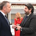 El presidente de la Comunidad Autónoma, Fernando López Miras, habla con el portavoz del Grupo Parlamentario Popular, Joaquín Segado, antes de comenzar la sesión de control en la Asamblea Regional