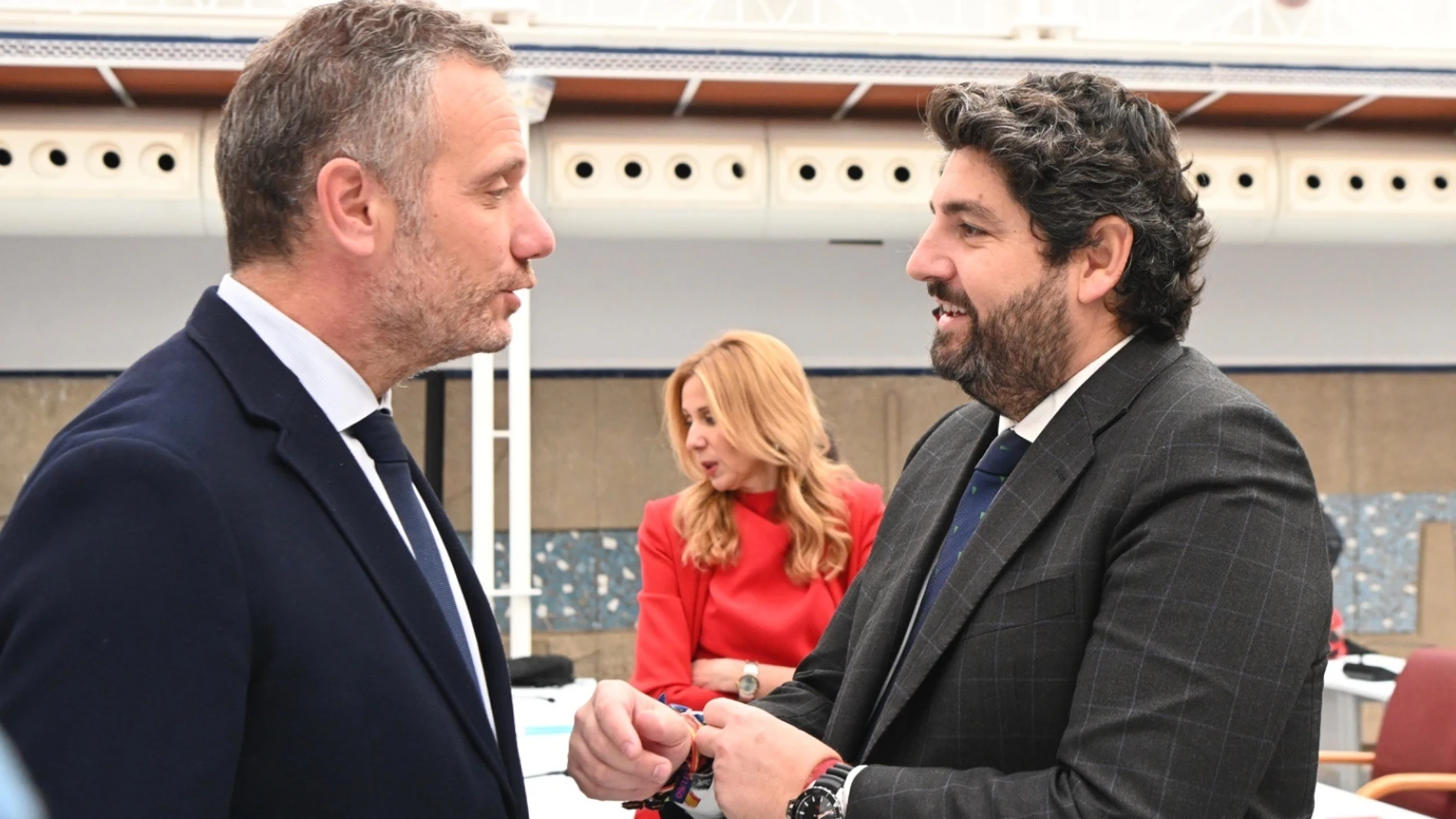 El presidente de la Comunidad Autónoma, Fernando López Miras, habla con el portavoz del Grupo Parlamentario Popular, Joaquín Segado, antes de comenzar la sesión de control en la Asamblea Regional
