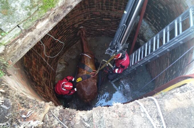 Sucesos.- Bomberos rescatan un caballo que se había caído a un pozo en Guadarrama