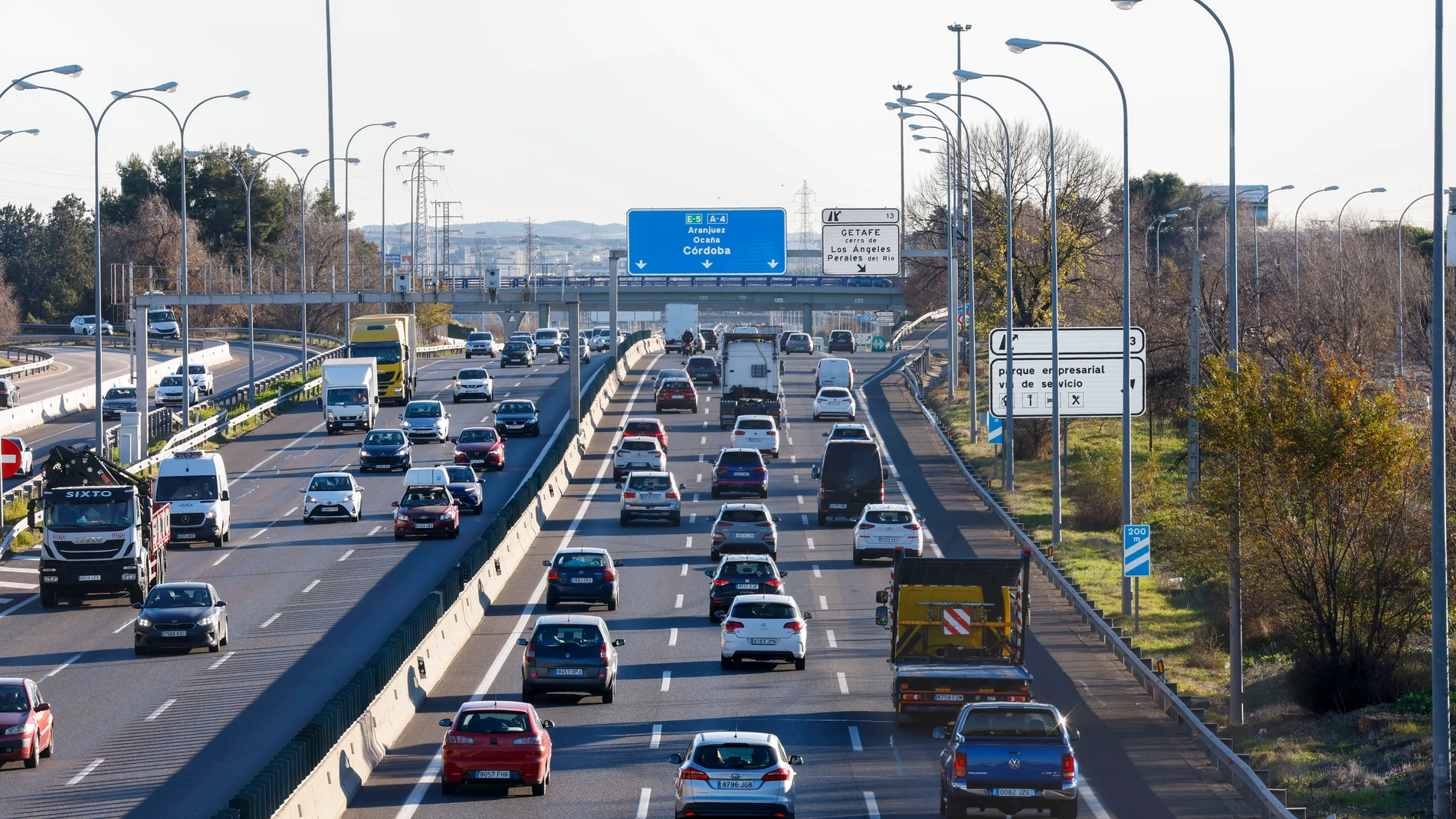 MADRID, 20/12/2024.- Circulación lenta en la A-4 en Madrid este viernes. Las carreteras registran retenciones y circulación lenta en Madrid, Barcelona, Valencia y otras provincias en el arranque de la operación especial de tráfico con motivo de las fiestas navideñas, que comienza a las tres de la tarde de este viernes hasta la medianoche del 6 de enero. EFE/ J.P. Gandul