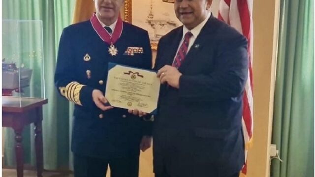 El almirante general Antonio Piñeiro Sánchez (izquierda) recibe la condecoración del secretario de la Navy, Carlos del Toro (derecha)