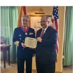 El almirante general Antonio Piñeiro Sánchez (izquierda) recibe la condecoración del secretario de la Navy, Carlos del Toro (derecha)