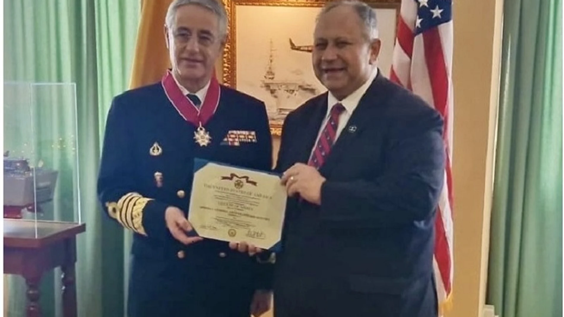 El almirante general Antonio Piñeiro Sánchez (izquierda) recibe la condecoración del secretario de la Navy, Carlos del Toro (derecha)