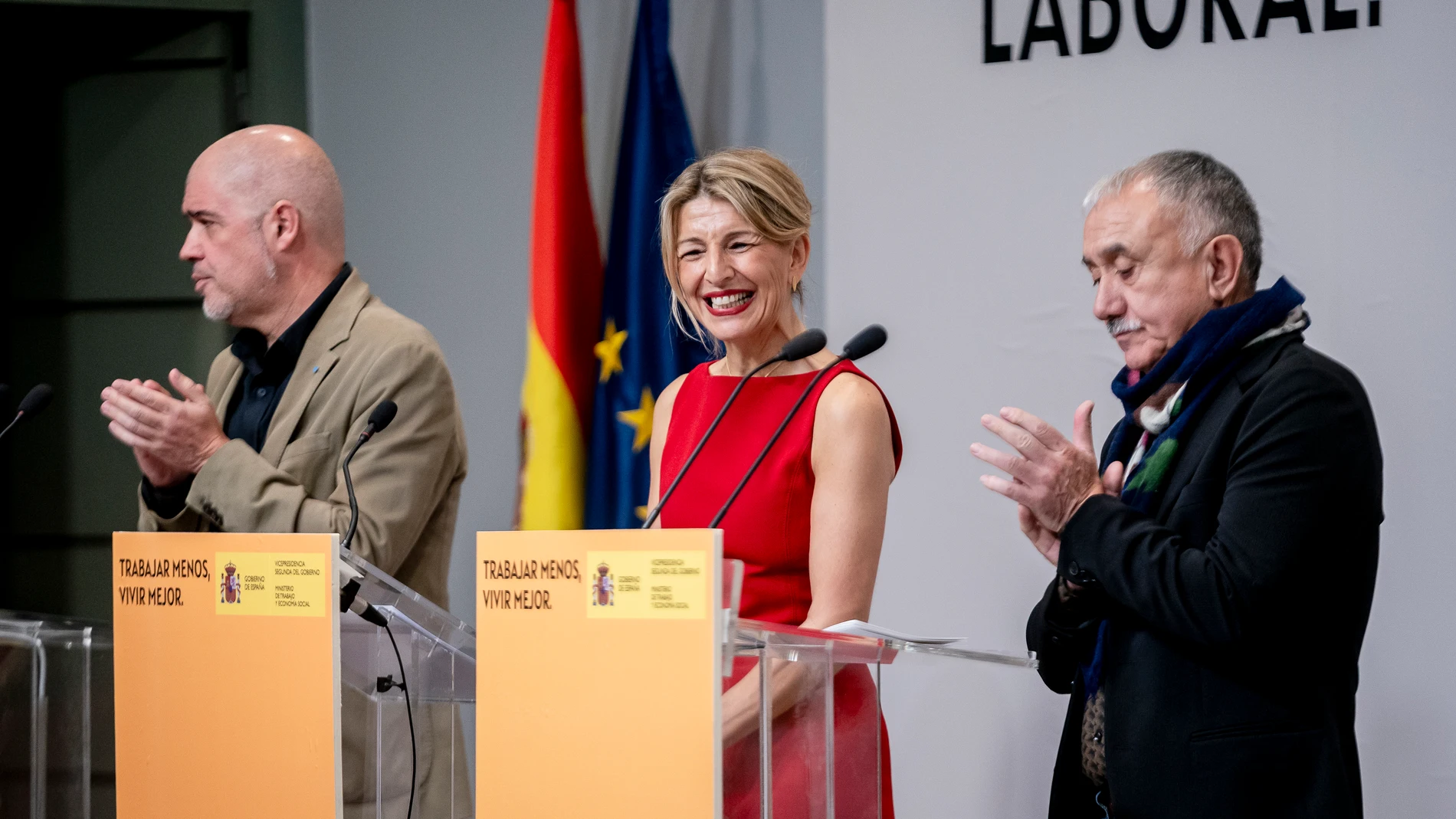 (I-D) El secretario general de CCOO, Unai Sordo, la vicepresidenta segunda y ministra de Trabajo y Economía Social, Yolanda Díaz, y el secretario general de UGT, Pepe Álvarez, ofrecen una rueda de prensa tras la firma del acuerdo para la reducción de la jornada laboral, en el Ministerio de Trabajo y Economía Social, a 20 de diciembre de 2024, en Madrid (España). La ministra ha firmado con CCOO y UGT el acuerdo para la reducción de la jornada laboral hasta las 37,5 horas semanales, sin merma s...