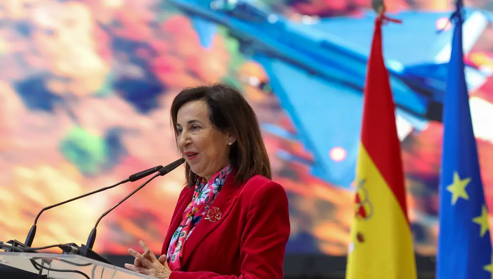 La ministra de Defensa, Margarita Robles, formaliza el acuerdo al que ha llegado su departamento para la adquisición de 25 Eurofighter