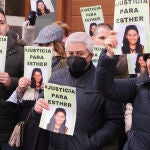 Familiares y amigos de Esther López se concentran ante los juzgados de Valladolid
